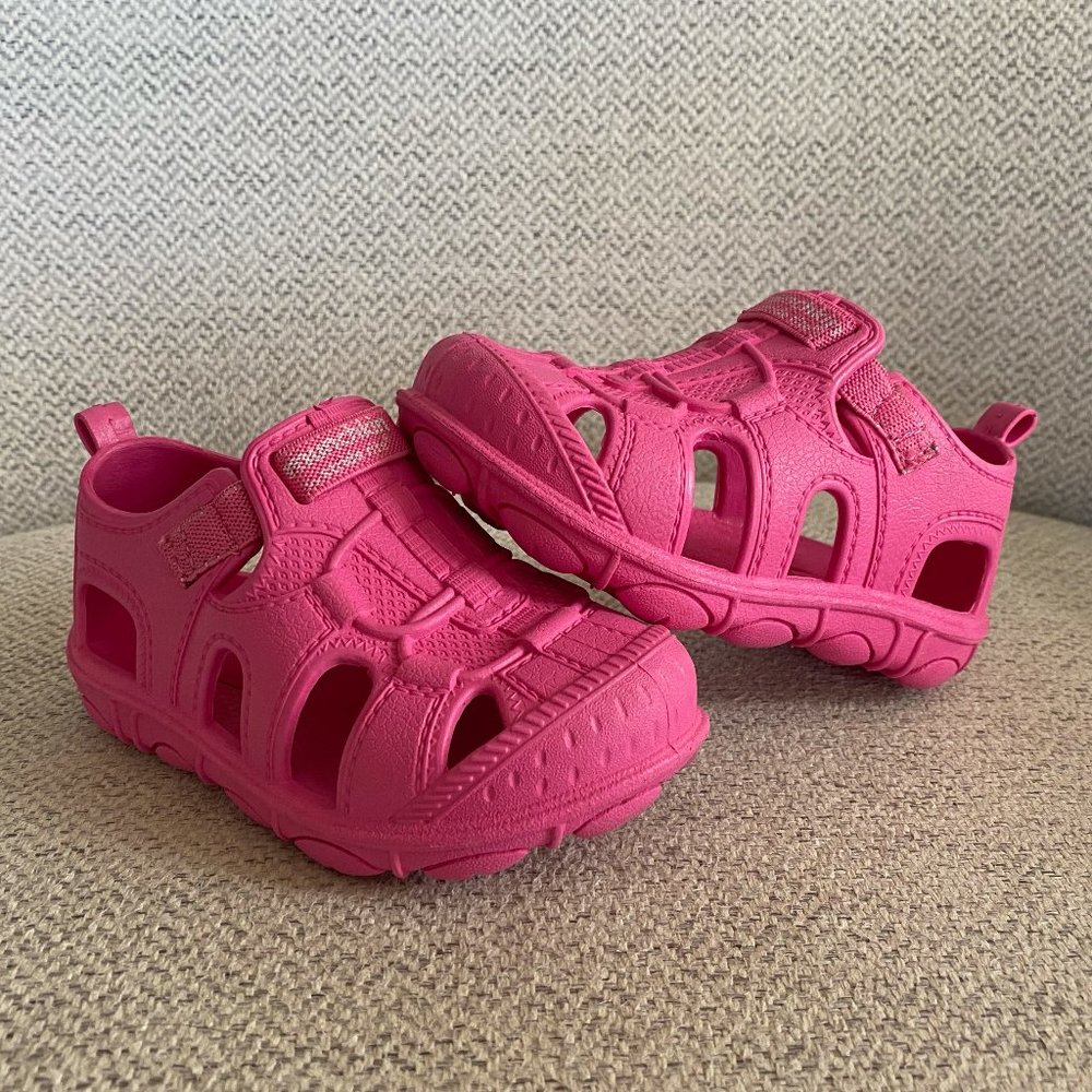 Water shoes pink sandals made to play Stride Rite Munchkin size 6 girl